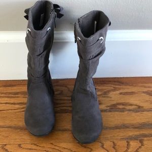 Toddler size 7 suede like grey boots